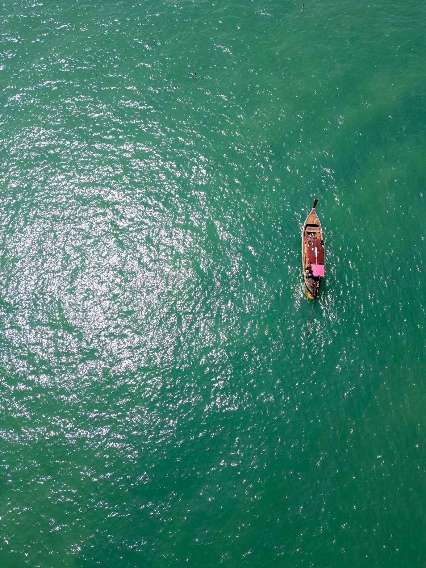 Вид с воздуха на парусную лодку, идущую вдоль экзотического побережья Таиланда.