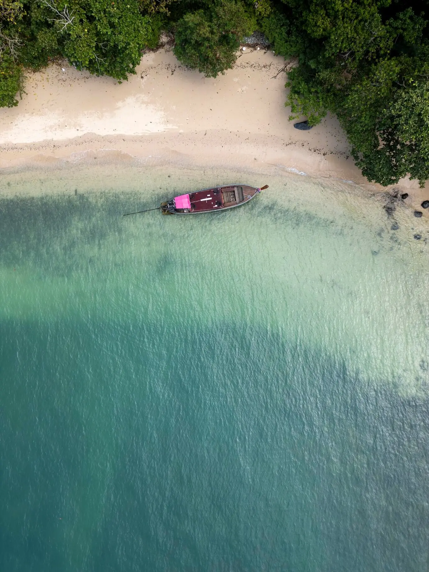 Вид сверху на тропические парусники в бирюзовой бухте рядом с гаванью.